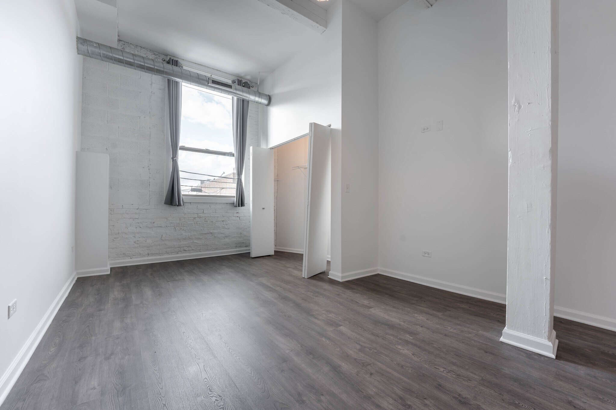 Building Photo - 932 W Dakin St