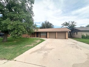 Building Photo - 3 Bed 2 Bathroom For Rent