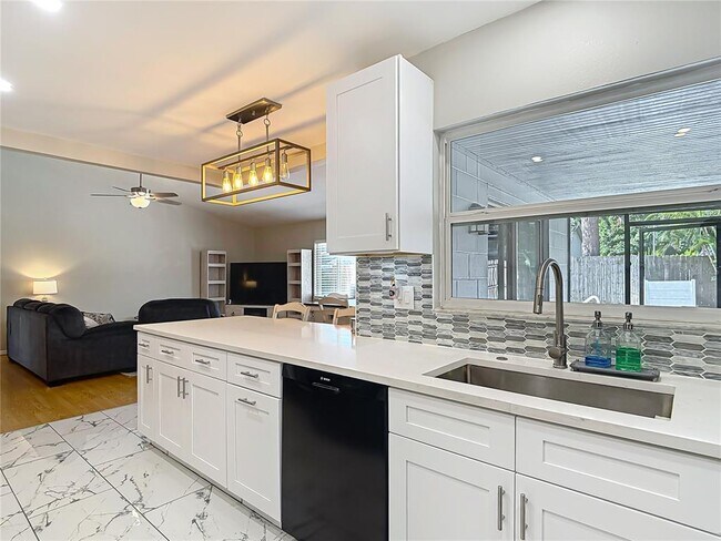 Building Photo - 2707 Lakeville Dr