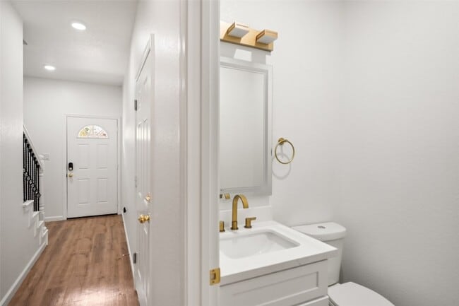 Building Photo - 6719 Roanoke St