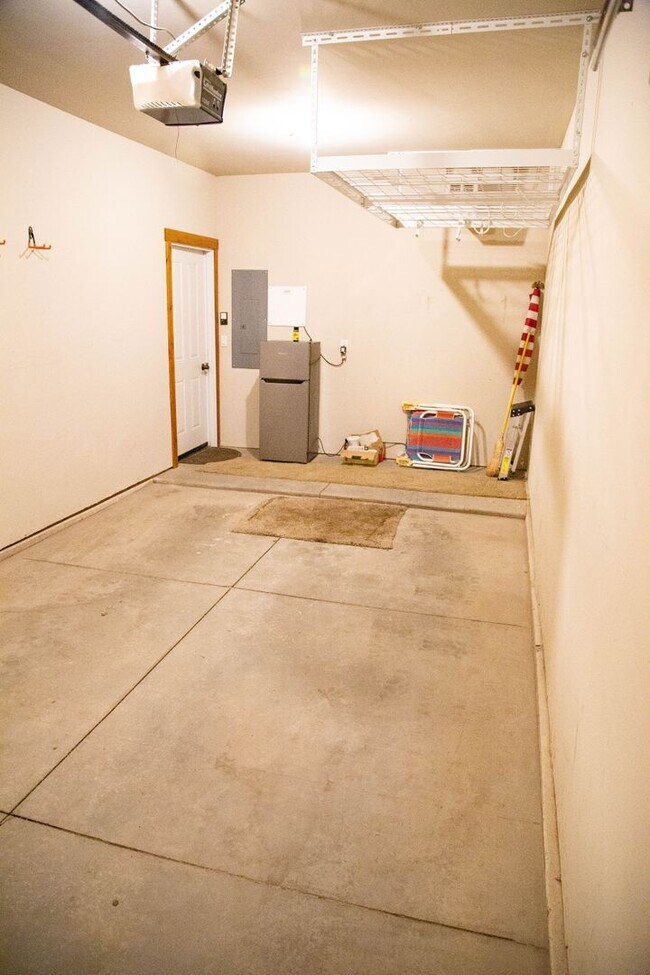 Building Photo - Wonderful Furnished 3 Bedroom & 2 Bathroom...