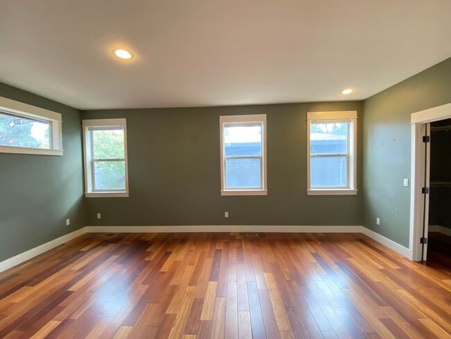 Building Photo - Spacious 3 BR w/ all wood floors and great midtown Bend location