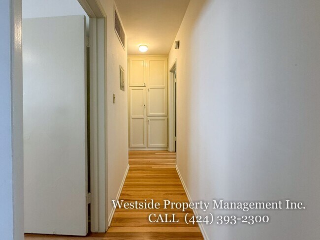 Building Photo - 244 S Doheny Dr
