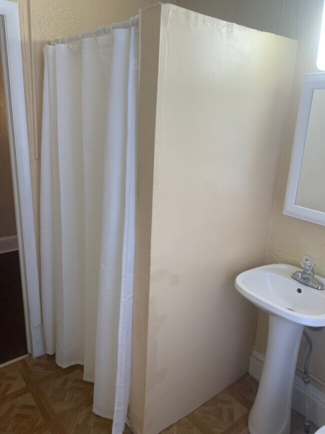 Building Photo - 1 Bed/1Bath East York City SD