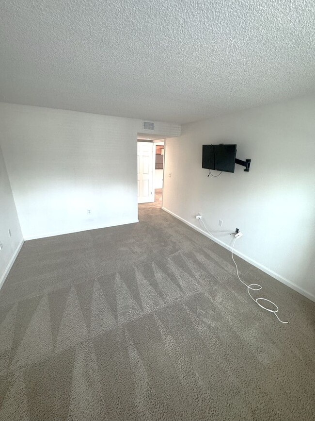 Building Photo - Beautiful Condo in the Fountains near beaches