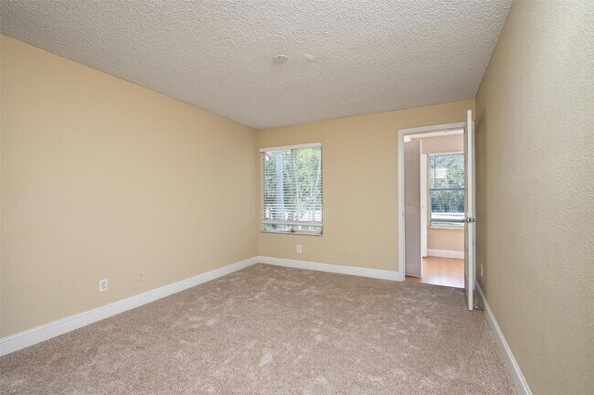 Building Photo - 731 Vista Isles Dr