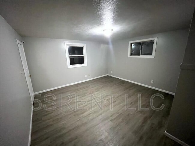 Building Photo - 236 S Mary Ellen St