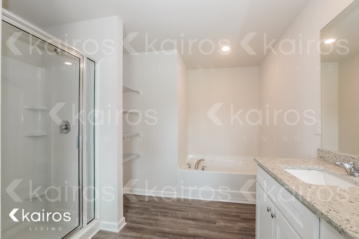 Building Photo - 4000 Bridgewood Wy