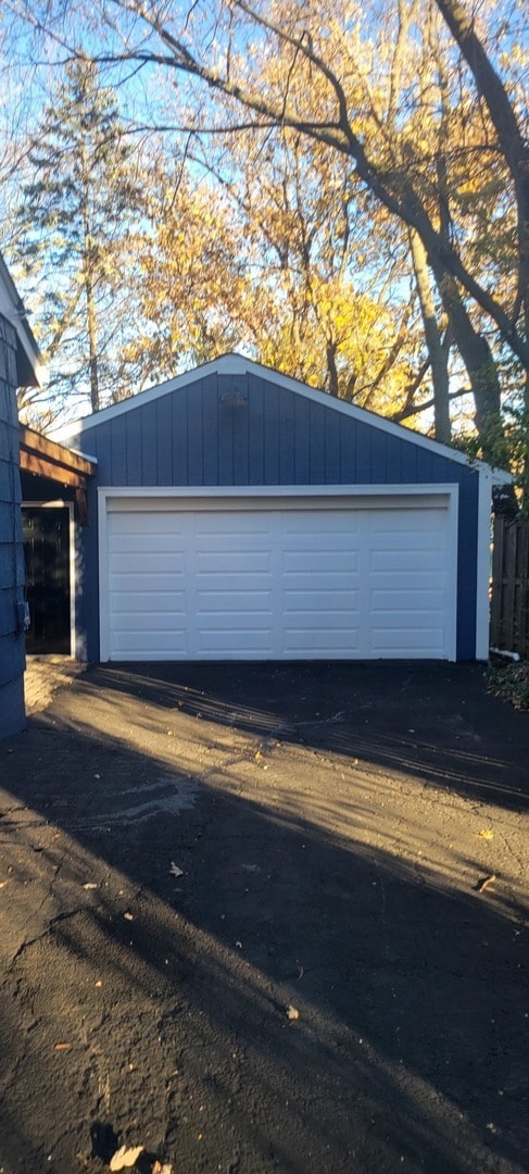 Building Photo - 6921 Clarendon Hills Rd