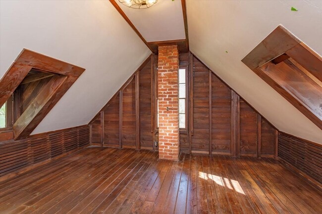 Building Photo - Mid term historic furnished rental