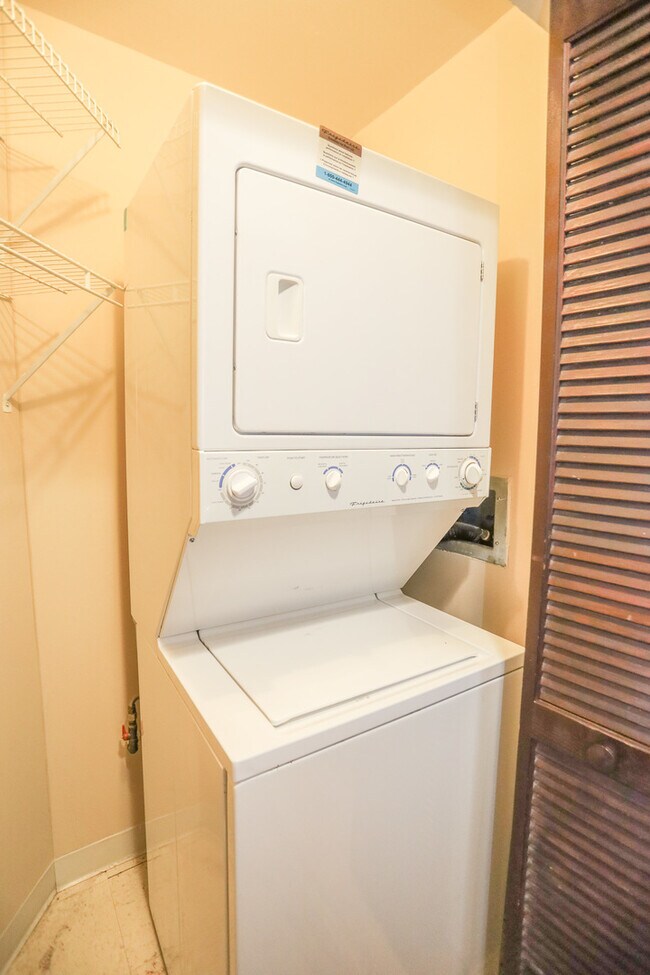 Building Photo - 3702 N Sheffield Ave