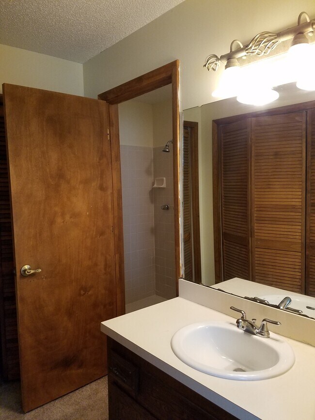 Building Photo - $1450 - 3/2/1 - MOVE IN SPECIAL  - Upstair...