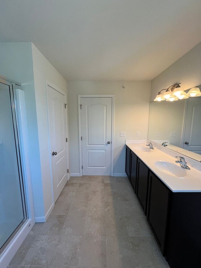Building Photo - THREE BEDROOM TOWNHOME- PARKLAND SCHOOLS