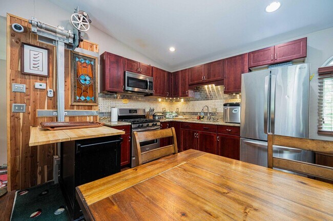 Building Photo - Beautiful 3 Bedroom Fully Furnished House ...