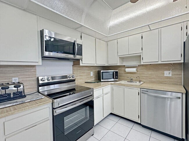 Building Photo - 535 Oaks Dr