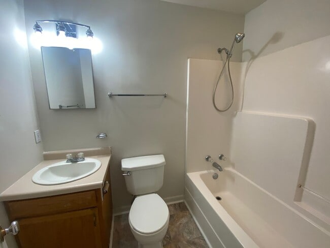 Building Photo - 3bed/2bath home on a HUGE FENCED LOT!!!!!!!!