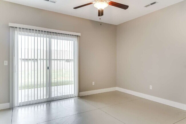 Building Photo - "Charming 3-Bedroom Duplex Retreat with 2 Full Baths in Wichita – 1190 Sq Ft of Comfort!"