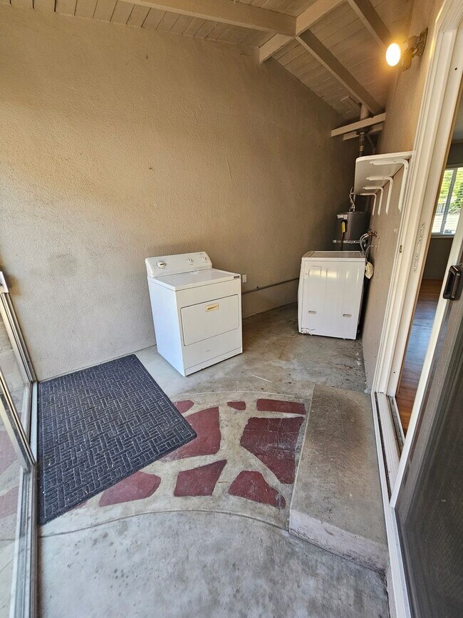 Building Photo - 7 Elm Ct