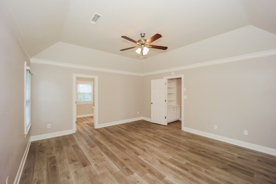 Building Photo - 385 Fairway Ct