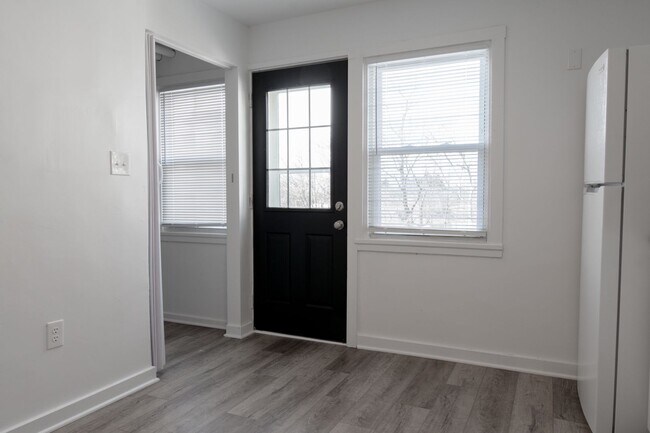Building Photo - Looking for a 3-Bedroom townhome in Midlan...