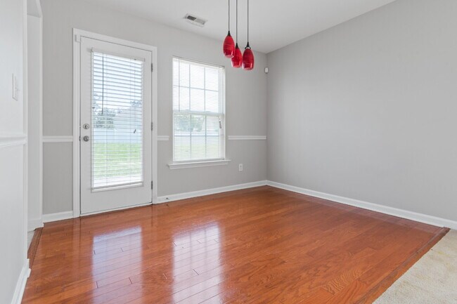 Building Photo - Spacious 4BR/3BA Home Near Downtown Durham | Deposit-Free Living | 1st-Floor Bedrooms