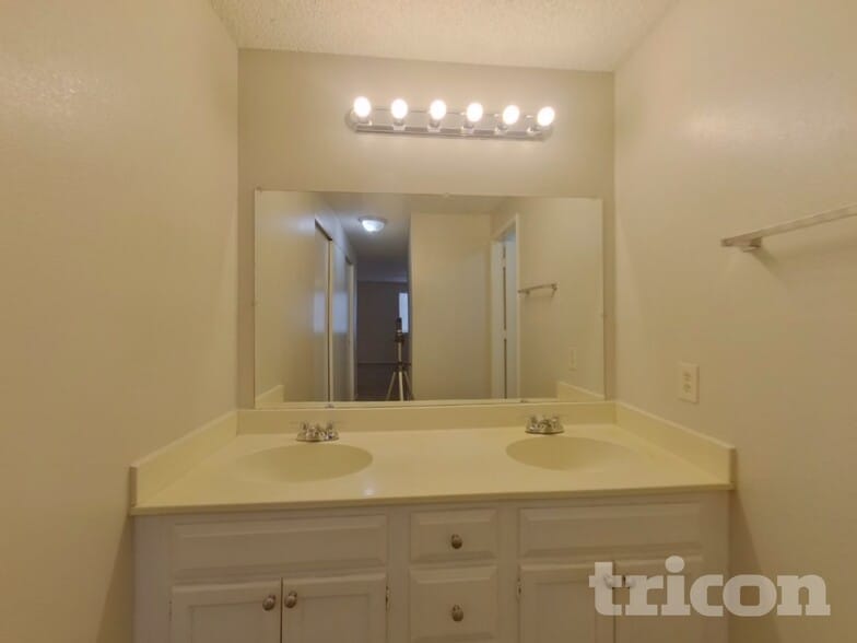 Building Photo - 2635 Rayma Ct