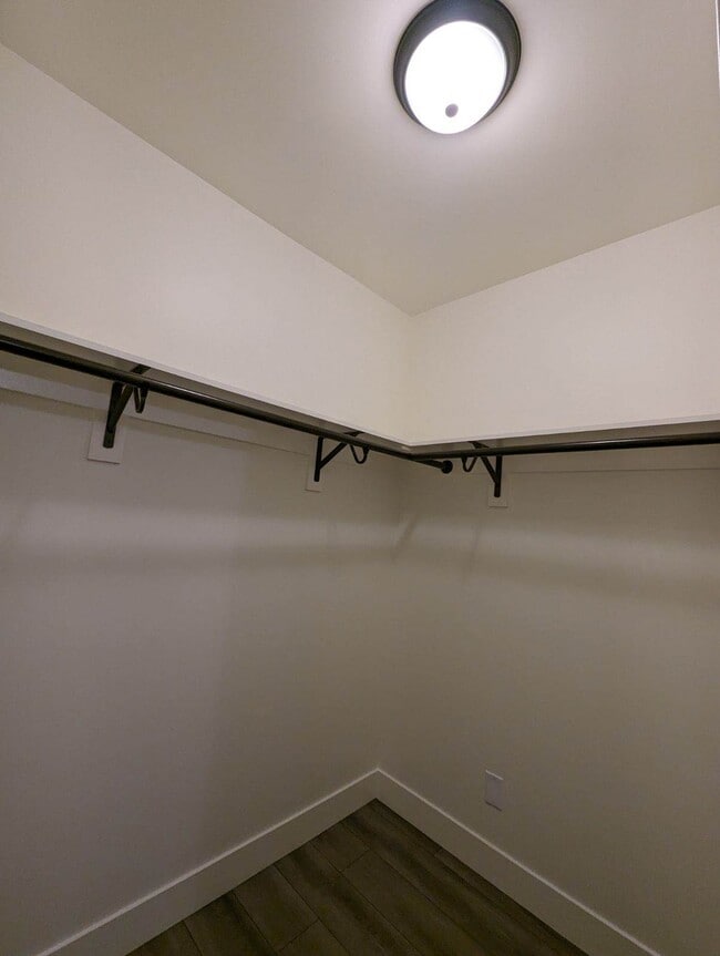 Building Photo - 622 S Woodland Ave