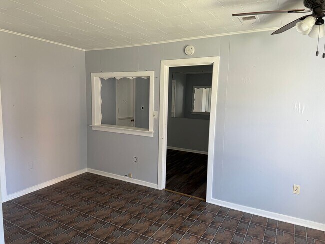 Building Photo - 226 E Maple St