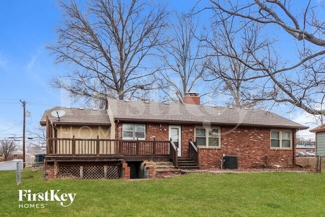 Building Photo - 705 NE Shady Ln Dr