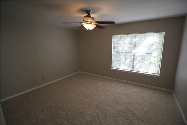 Building Photo - 2 Bedroom, 2 Bath  in Bryan Place