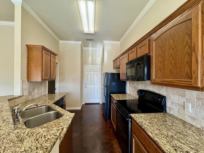 Building Photo - 3BR / 2BA Duplex in Hewitt, Texas | Midway ISD *Leasing Special Available*