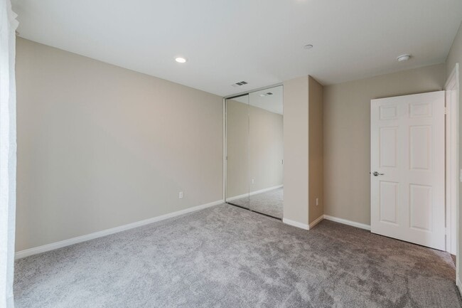 Building Photo - Beautiful Gardena Condominium in Gated Com...