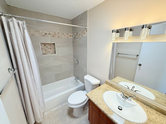 Building Photo - Spacious 3-Bedroom Condo in the Indian Can...