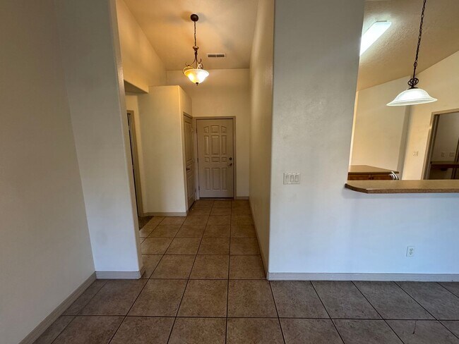 Building Photo - Nice home in Painted Desert! PET FRIENDLY!!