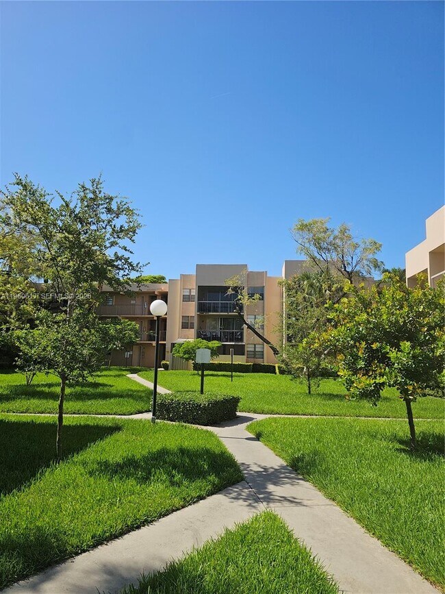 Building Photo - 10425 SW 112th Ave