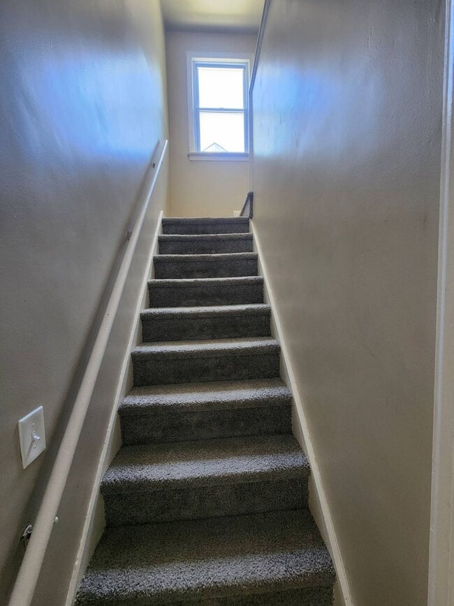 Building Photo - Charming 3-Bedroom Property in Prime Location