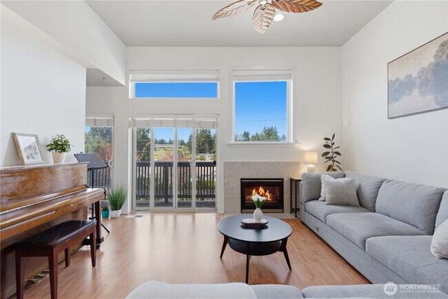 Building Photo - Amazing 3 bd Condo in Fircrest