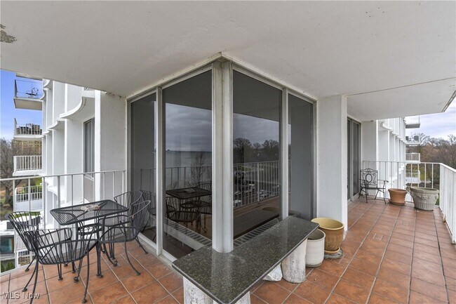 Building Photo - 12700 Lake Ave