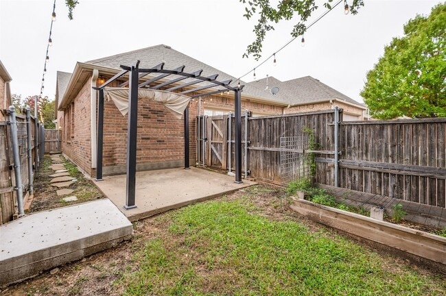 Building Photo - 7909 Creek View Dr