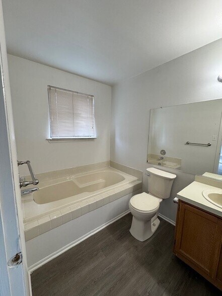 Building Photo - 2903B Auburn Ct