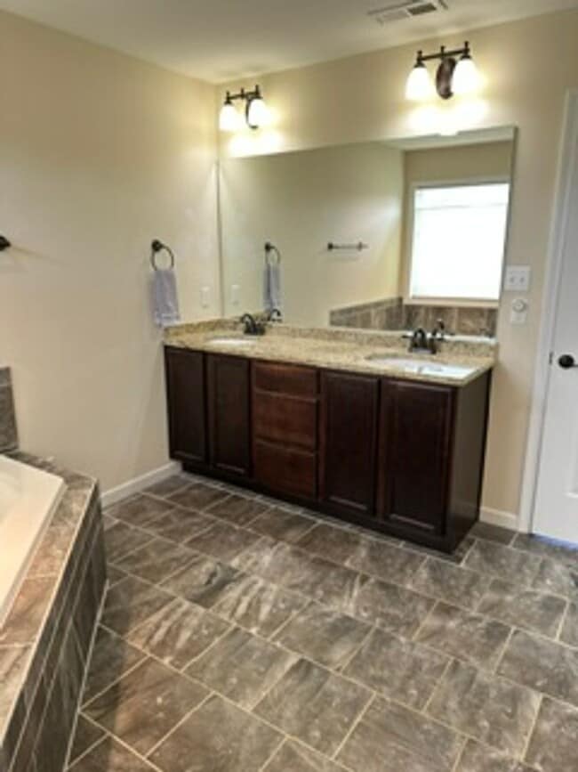 Building Photo - Maryville 37803 - 3 bedroom 2.5 bath home - Call Debra Johnson (865) 591-8281