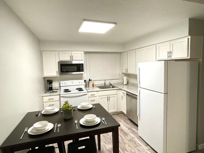 Building Photo - 915 W Whittier Dr