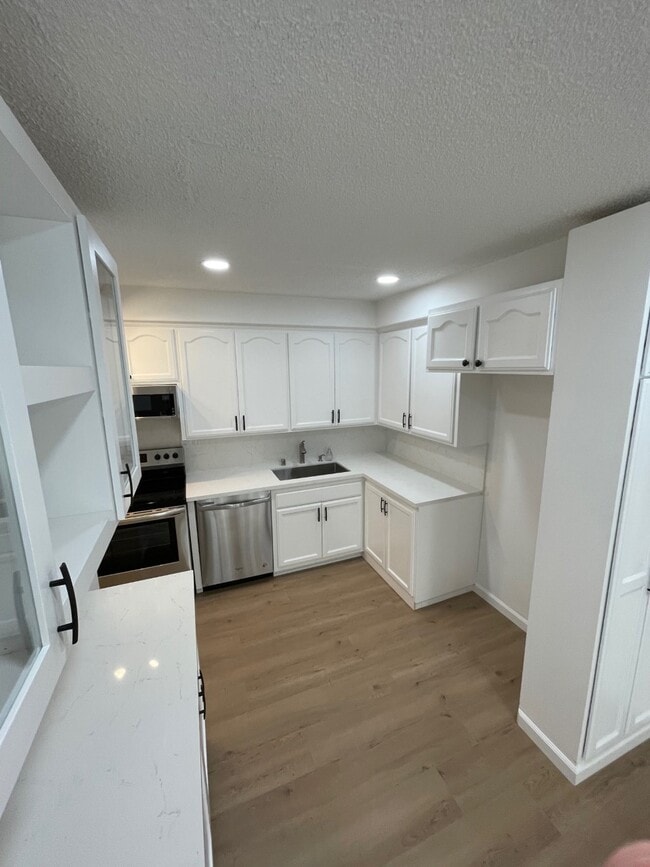 Slide in your fridge and start living! - 11025 Kittridge St