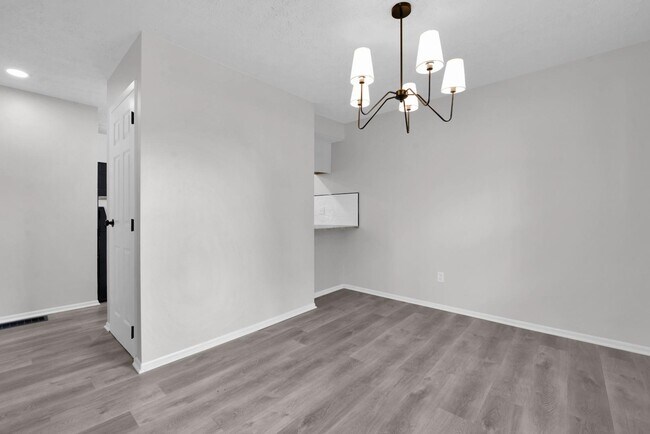 Building Photo - 3302 Sundale Rd