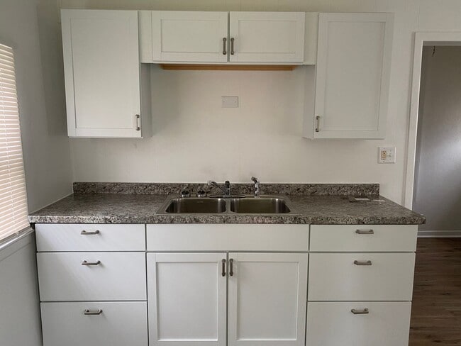 Building Photo - 2 Bedroom 1 Bath Home In Eastpointe