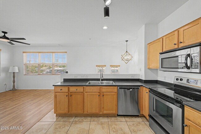Building Photo - 2233 E Huntington Dr