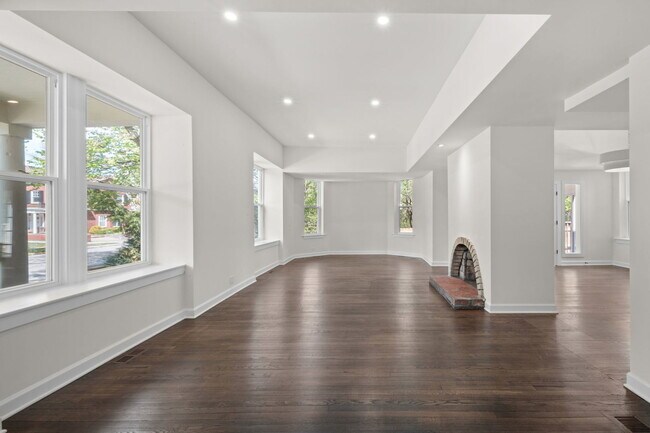 Building Photo - 1025 E 48th St