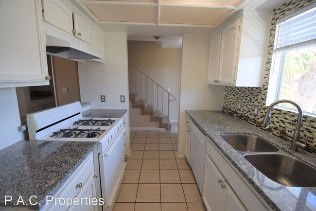 Building Photo - 2 br, 1.5 bath Apartment - 5340 Whitsett A...
