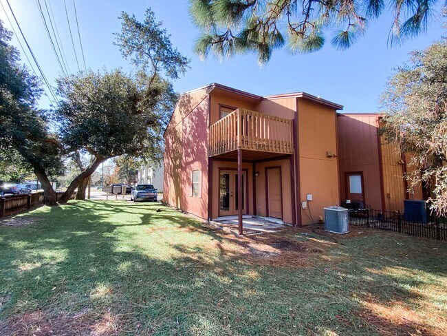 Building Photo - Townhome in Fort Walton Beach!