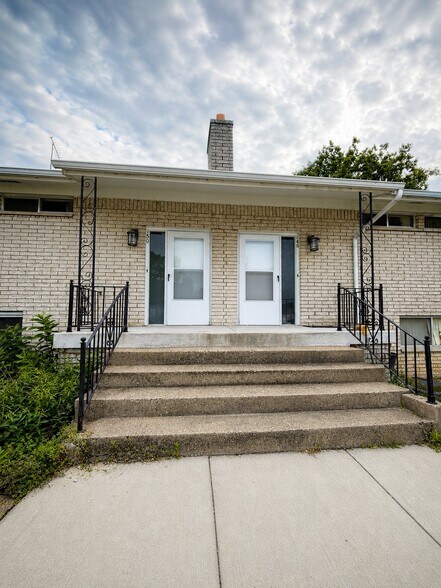 Building Photo - 150 Summit View Ct
